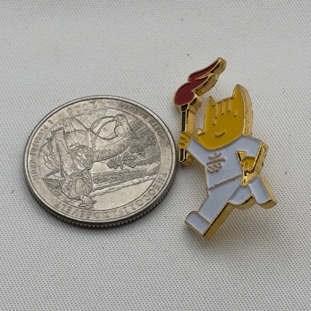 1992 Barcelona Summer Olympics Cobi Mascot Olympic Torch Running Lapel Hat Pin